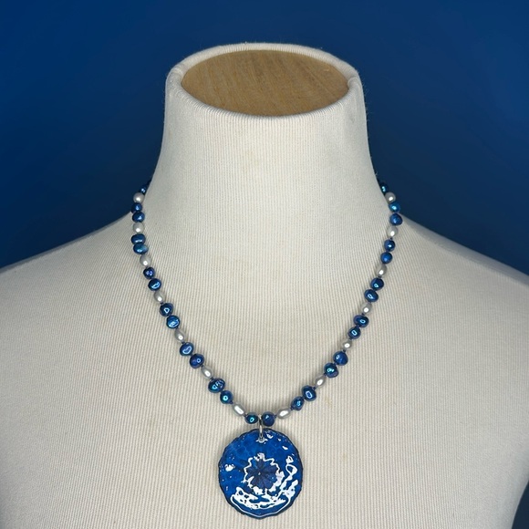 Blue sand dollar necklace - Picture 2 of 11